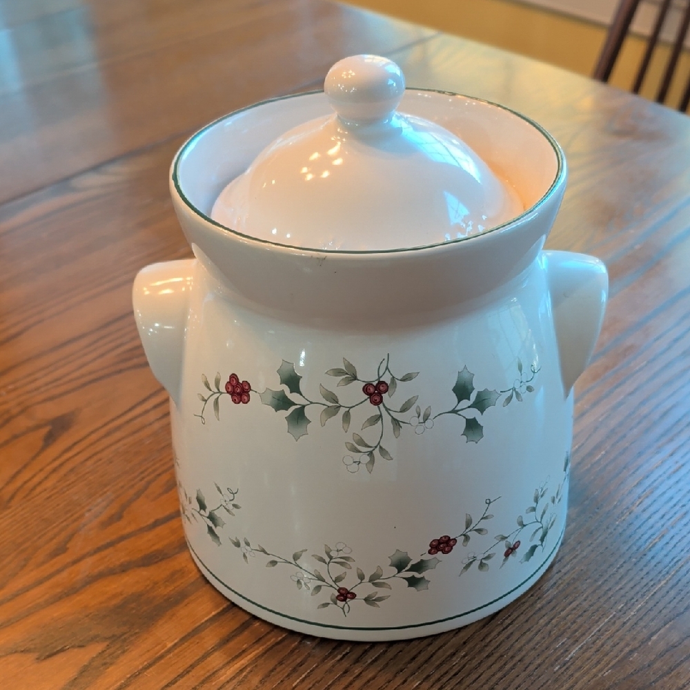 Pfaltzgraff vintage Winterberry small tureen/cookie jar